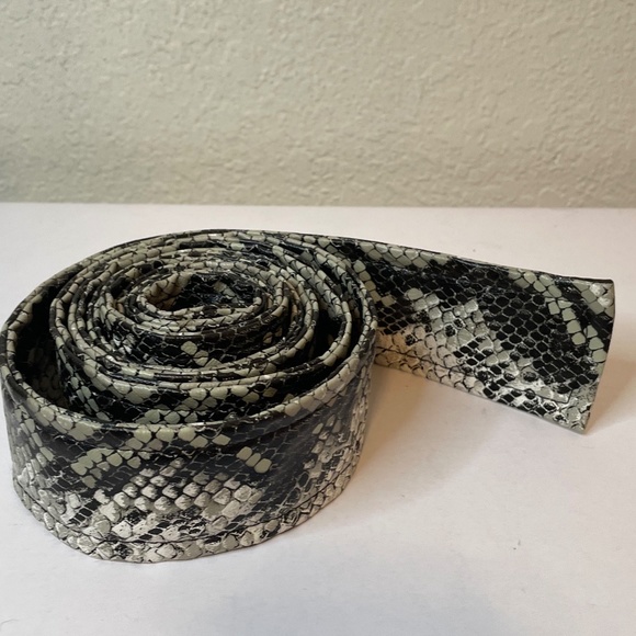 Super chic vegan leather snakeskin embossed black cream gray wrap belt! 🐍 - Picture 9 of 9